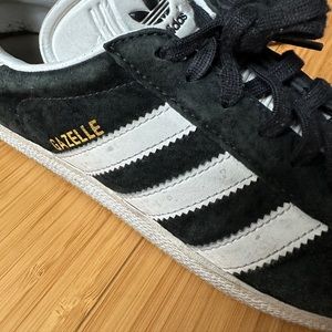 Gazelle Adidas athletic shoes men’s size 9, women’s size 10,5 , vintage look